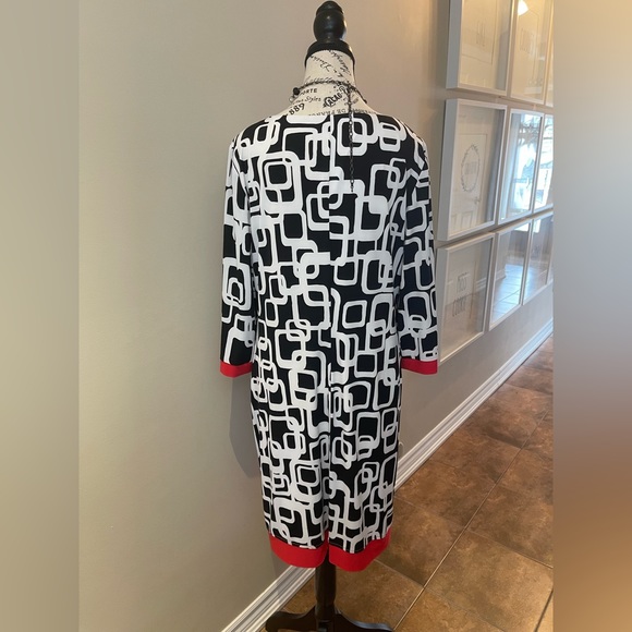 Mod-style Shift Dress - Picture 3 of 6